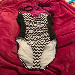 TORRID Size 1 1X One Piece Underwire Swimsuit